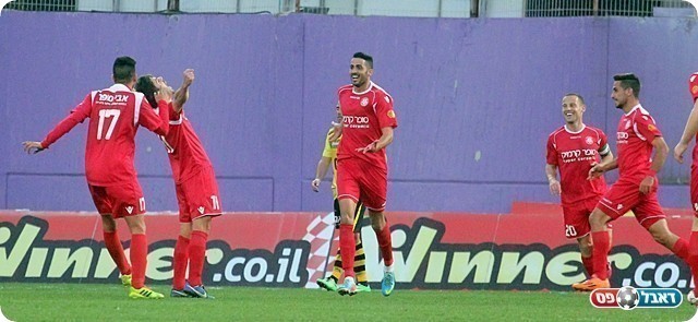 פעם הם חגגו, היום הרבה פחות. שחקני הפועל ר"ג בעונה שעברה (לירן דורף)